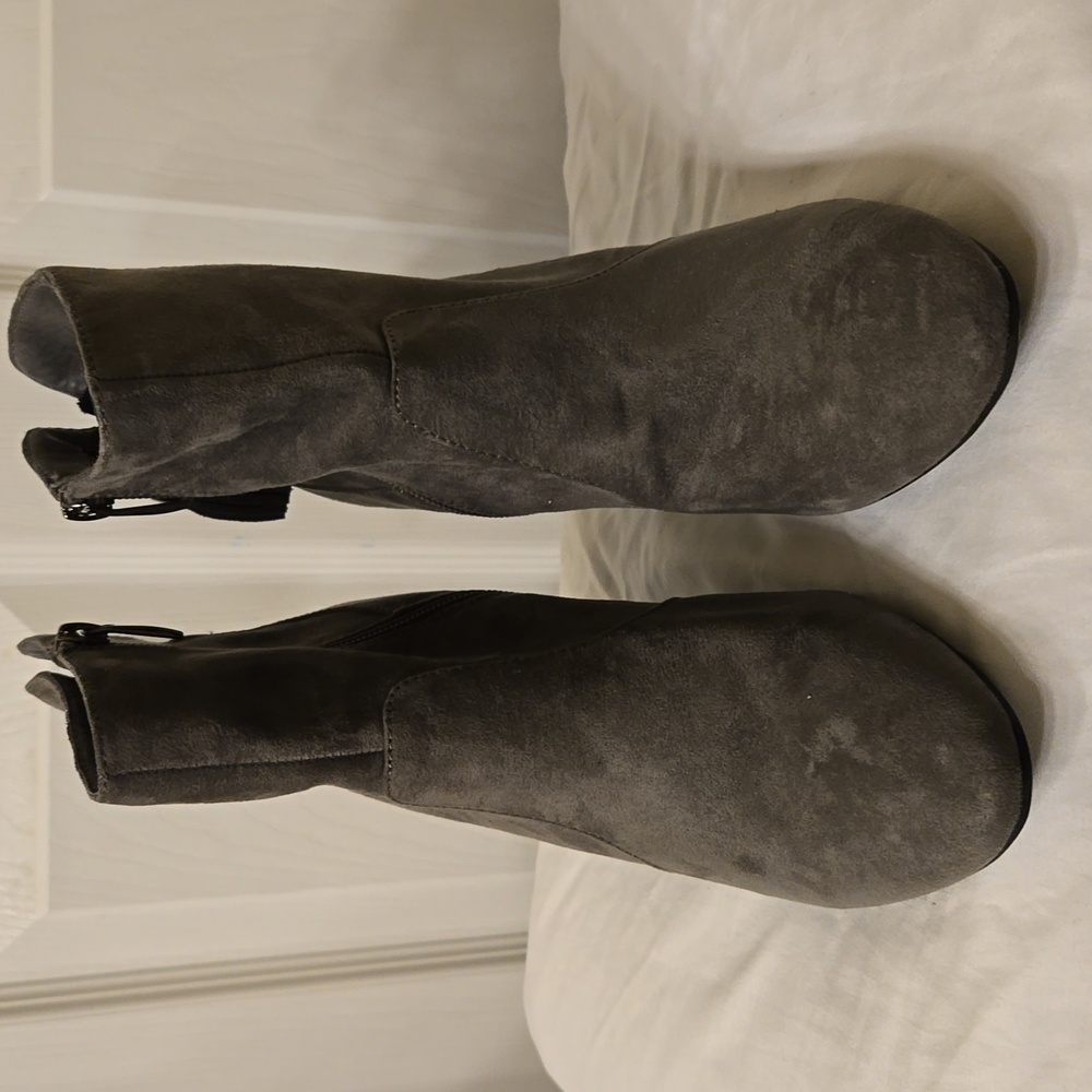 Grey suede bootie with heel